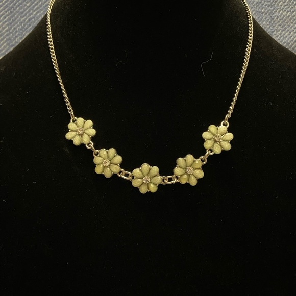 Jewelry - Charming Floral Necklace with Gold Tone